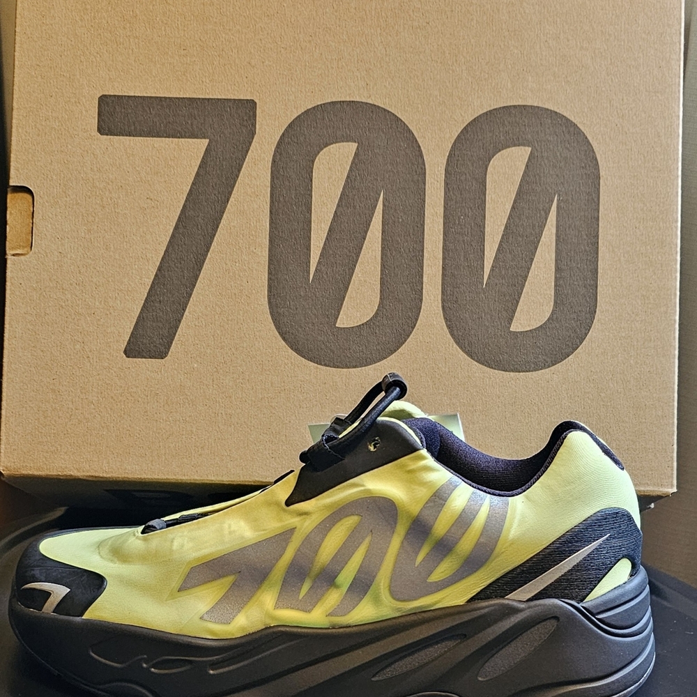 2.5 Boys Yeezy Boost 700 nwt